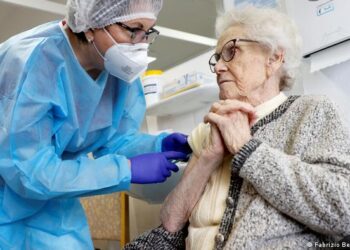 تطعيم كورونا لكبار السن