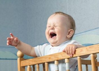 crying baby change of environment opt 5 أسباب لعدم نوم الأطفال طوال الليل.. منها تغيير الروتين اليومي 