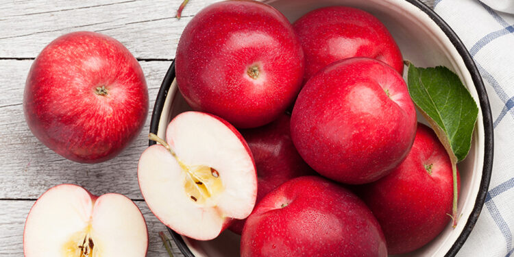 تناول التفاح .. فوائد صحية وقيمة غذائية