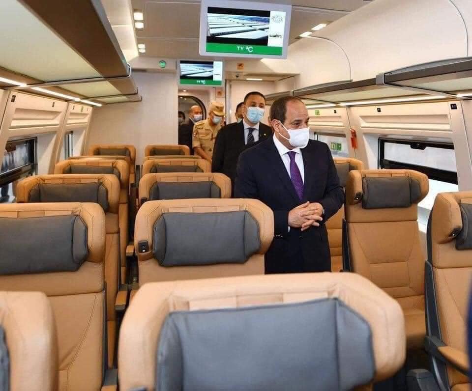الرئيس عبد الفتاح السيسي يتفقد قطار تالجو