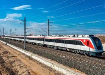 القطار الكهربائي الخفيف حزب المصريين: افتتاح الرئيس للقطار الكهربائي نقلة حضارية في قطاع النقل