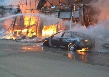 معرض السيطرة على حريق في معرض سيارات بالهرم