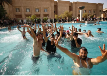 Capture 31 الجارديان: العراقيون استلقوا على كرسي الرئيس ولهوا في مسبح حديقته