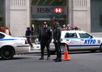 NYPD cops in Manhattan استراحة الضباط في ستاربكس السبب.. تغريم سجن في كاليفورنيا 480 ألف دولار