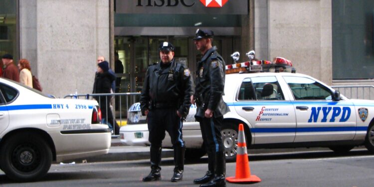 NYPD cops in Manhattan استراحة الضباط في ستاربكس السبب.. تغريم سجن في كاليفورنيا 480 ألف دولار