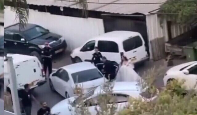 Screenshot 2022 08 29 051324 640x400 1 شرطة الاحتلال تعتقل عروسا فلسطينية بفستان الزفاف "فيديو"