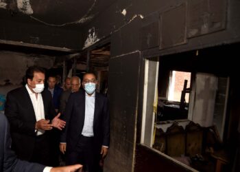 رئيس الوزراء يتفقد آثار حريق كنيسة أبوسيفين