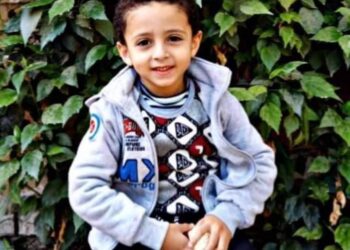طفل 222 1 والدة الطفل عمر ضحية كرداسة: «القاتل دهس ابني بسيارة مستأجرة وهرب»