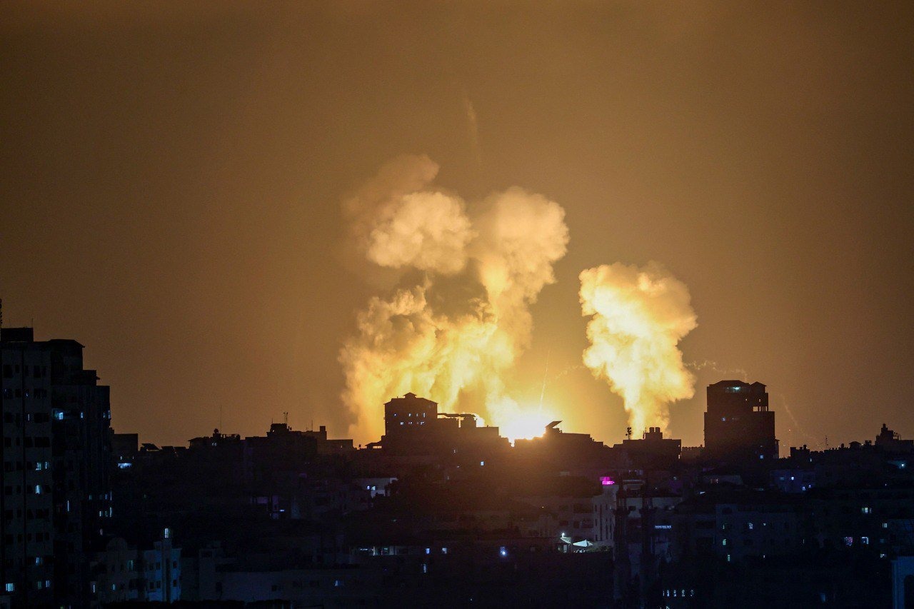 انفجارات قوية تهز تل أبيب