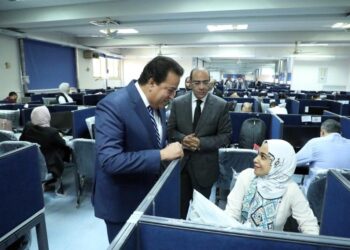 وزير الصحة يتفقد امتحانات الأطباء الملتحقين ببرنامج الزمالة المصرية