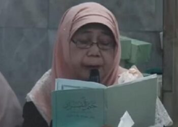 197 015320 indonesian woman dies quran 700x400 بالفيديو.. "حُسن الخاتمة".. سيدة تفارق الحياة بعد ختم القرآن الكريم