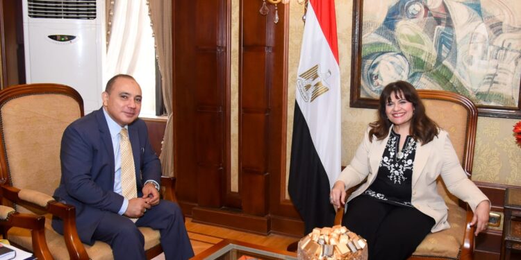 وزيرة الهجرة مع سفير مصر في كينيا