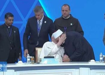 4047173171663167735 بابا الفاتيكان يعانق شيخ الأزهر بمؤتمر قادة الأديان في كازاخستان