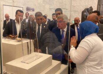 رئيس اللجنة الأوليمبية الدولية يزور المومياوات الملكية ويبدي شغفه بالحضارة المصرية