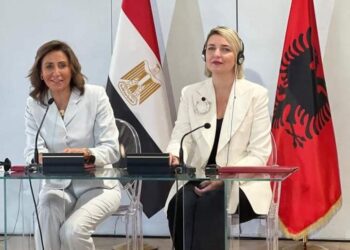 تعاون بين مصر وألبانيا..ووزيرتا ثقافة البلدين يتبادلان الدروع التذكارية