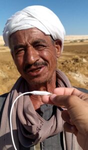 عامل استخراج الملح من الصحراء الغربية 