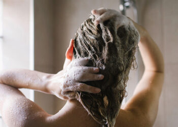 غسل الشعر بالماء البارد