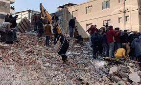 انهيار عقار بعمان إخراج رضيعة حية من تحت أنقاض المبنى المنهار في العاصمة عمان