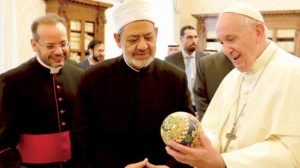 شيخ الأزهر و بابا الفاتيكان في ضيافة ملك البحرين