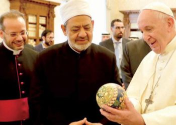 شيخ الأزهر و بابا الفاتيكان في ضيافة ملك البحرين