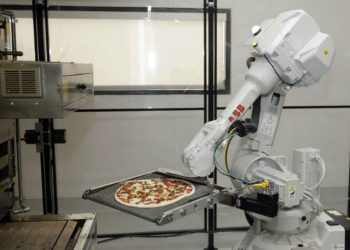 الروبوتات تقتحم عالم الطبخ.. وتصنع البيتزا