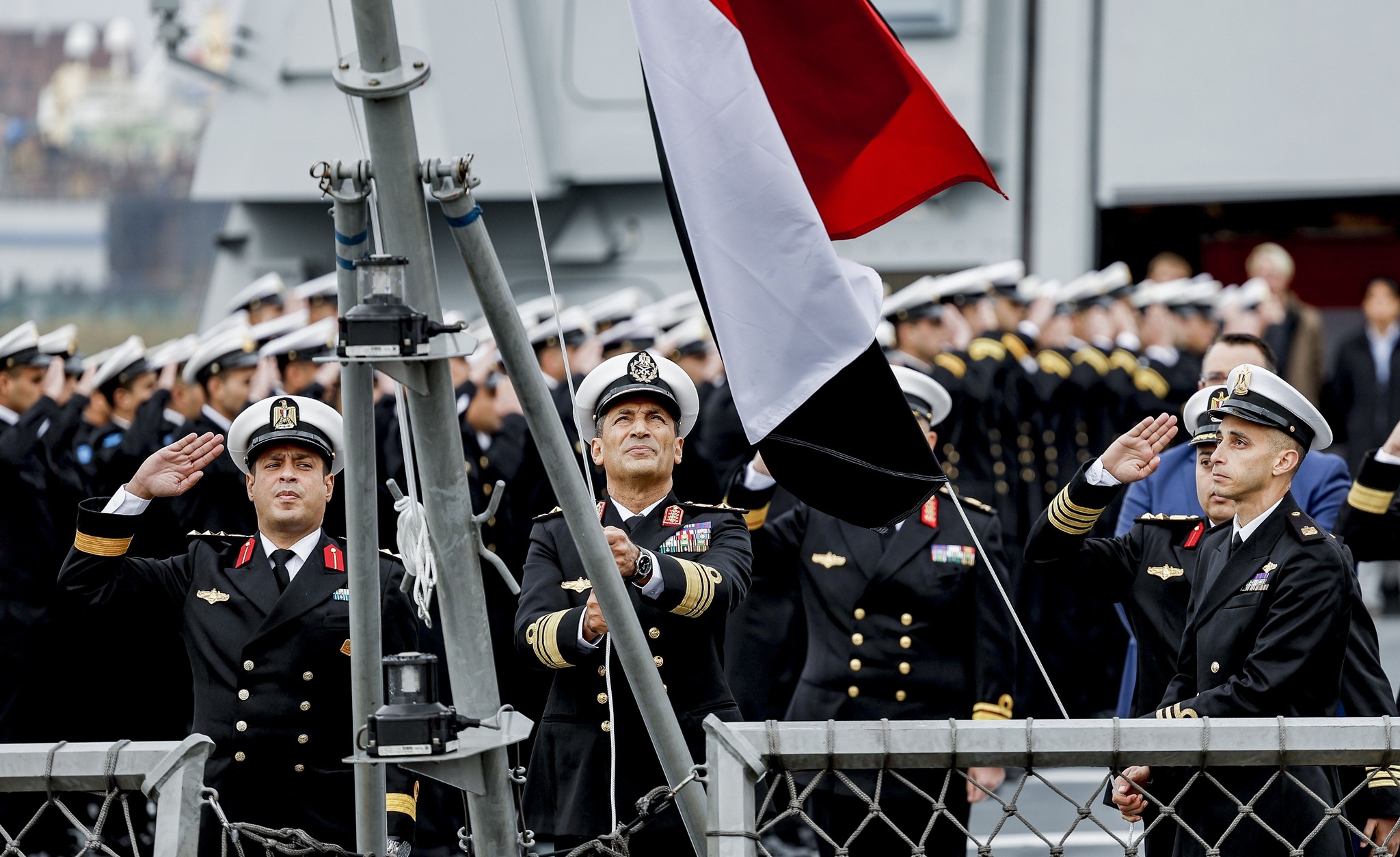 قائد القوات البحرية يرفع العلم المصري على الفرقاطة " العزيز"