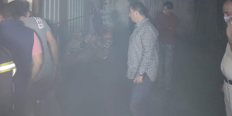 اختناق عدد من رجال الإطفاء في إخماد حريق هائل بمخزن بالإسكندرية