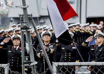 قائد القوات البحرية يرفع العلم المصري على الفرقاطة "العزيز"