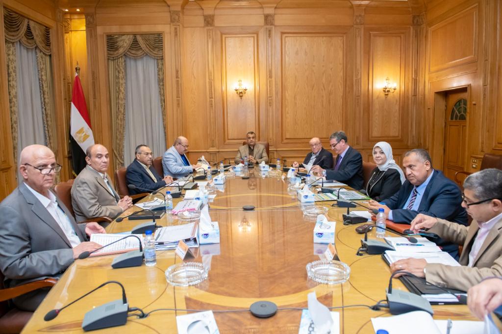 اجتماع الوزير محمد صلاح مع رؤساء مجالس الإدارات التابعة للإنتاج الحربي