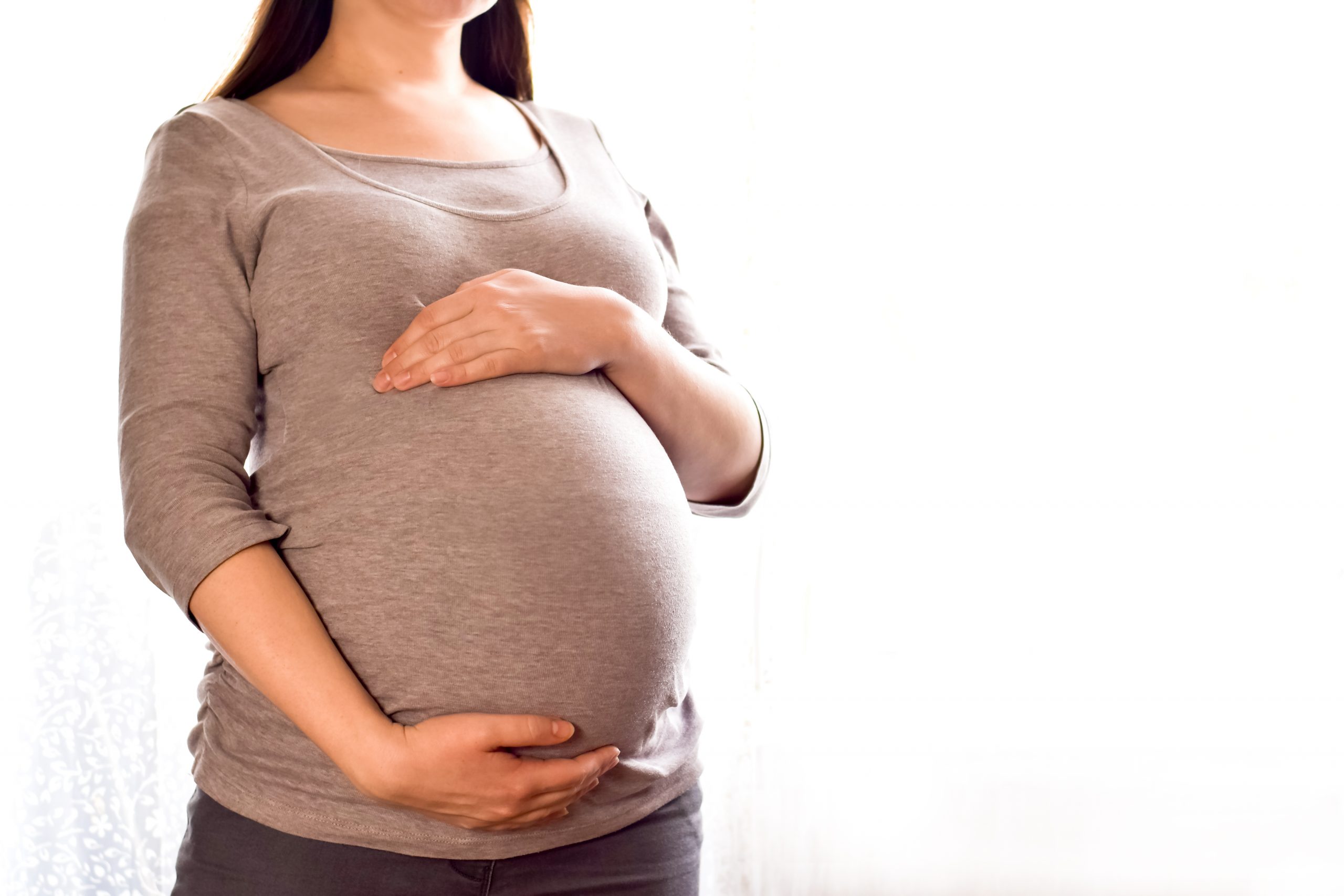 bigstock pregnant woman with big belly 412174438 scaled 1 سبب الإجهاض المبكر .. 6 علامات تفقدك الجنين في لحظة