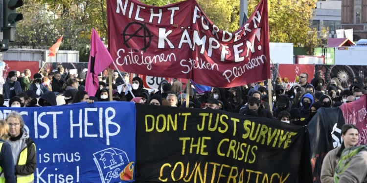 03696f8932244aca89945550396d9c46 md 1 3 آلاف متظاهر في شوارع برلين احتجاجًا على ارتفاع الأسعار وغلاء المعيشة