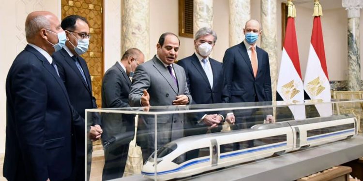الرئيس السيسي يناقش مشروع القطار الكهربائي