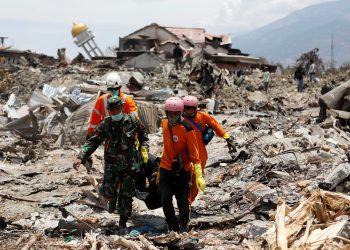 ضحايا الزلزال في إندونيسيا