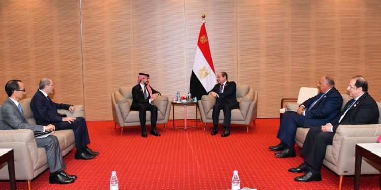 الرئيس السيسي يلتقي ولي عهد الأردن على هامش القمة العربية بالجزائر