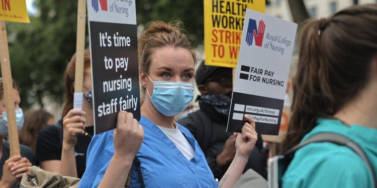 63880178 605 100 ألف ممرضة يهددن بالإضراب بعد غلاء المعيشة في بريطانيا