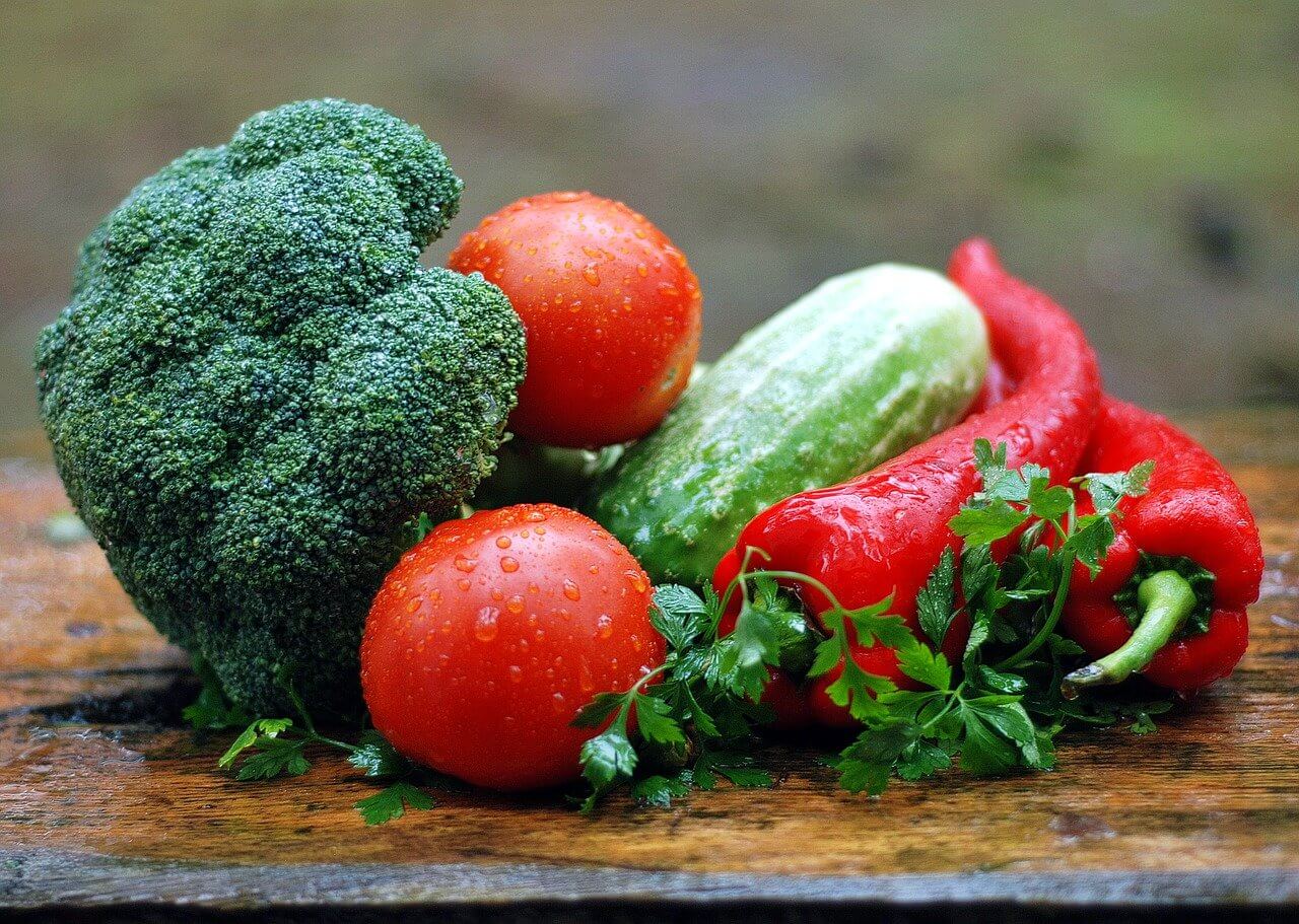 vegetables g9864e3797 1280 1 فاكهة وخضروات يجب تناولها يوميا