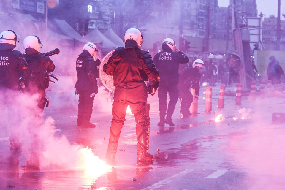 أعمال شغب في بروكسل 1 فوضى في بروكسل بعد هزيمة منتخب بلجيكا.. والشرطة تتدخل برذاذ الفلفل| صور وفيديو