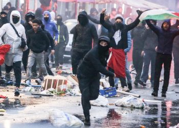 أعمال شغب في بروكسل 10 فوضى في بروكسل بعد هزيمة منتخب بلجيكا.. والشرطة تتدخل برذاذ الفلفل| صور وفيديو