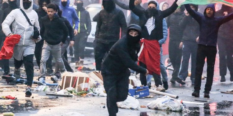 أعمال شغب في بروكسل 10 فوضى في بروكسل بعد هزيمة منتخب بلجيكا.. والشرطة تتدخل برذاذ الفلفل| صور وفيديو