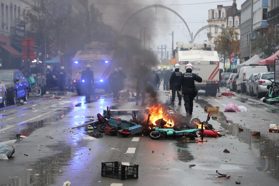أعمال شغب في بروكسل 12 فوضى في بروكسل بعد هزيمة منتخب بلجيكا.. والشرطة تتدخل برذاذ الفلفل| صور وفيديو
