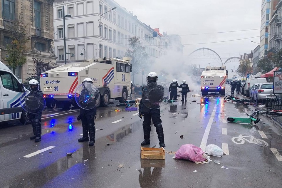 أعمال شغب في بروكسل 13 فوضى في بروكسل بعد هزيمة منتخب بلجيكا.. والشرطة تتدخل برذاذ الفلفل| صور وفيديو