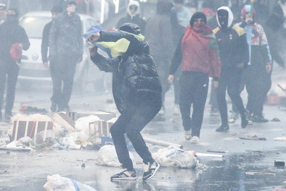 أعمال شغب في بروكسل 14 فوضى في بروكسل بعد هزيمة منتخب بلجيكا.. والشرطة تتدخل برذاذ الفلفل| صور وفيديو