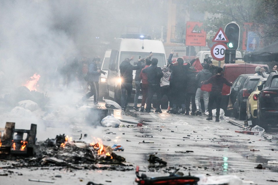 أعمال شغب في بروكسل 6 فوضى في بروكسل بعد هزيمة منتخب بلجيكا.. والشرطة تتدخل برذاذ الفلفل| صور وفيديو