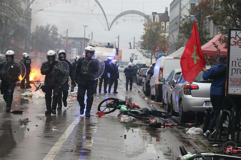 أعمال شغب في بروكسل 8 فوضى في بروكسل بعد هزيمة منتخب بلجيكا.. والشرطة تتدخل برذاذ الفلفل| صور وفيديو