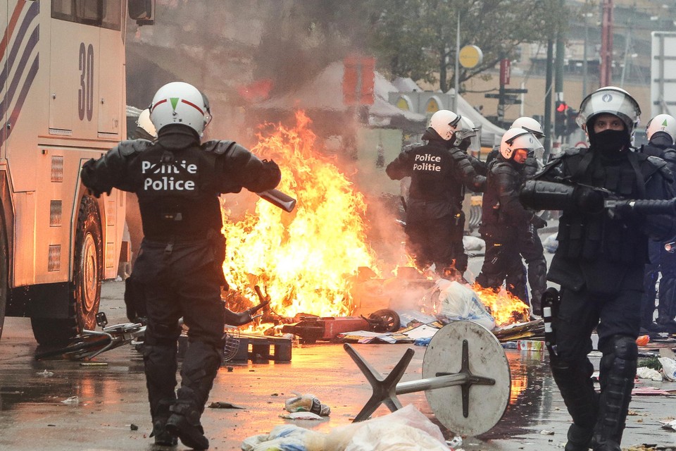 أعمال شغب في بروكسل 9 فوضى في بروكسل بعد هزيمة منتخب بلجيكا.. والشرطة تتدخل برذاذ الفلفل| صور وفيديو