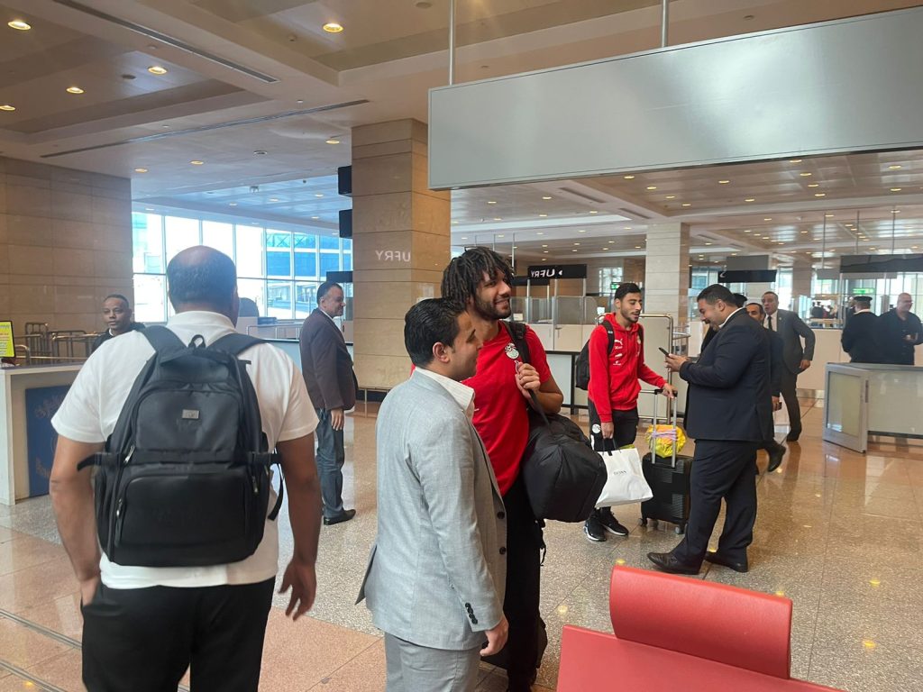 النني في مطار القاهرة منتخب مصر يصل القاهرة بعد الفوز على بلجيكا (صور)