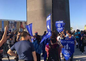 بأعلام زرقاء.. متظاهرون يطالبون بالدفع مقابل الخسائر والأضرار تحقيقا للعدالة المناخية2