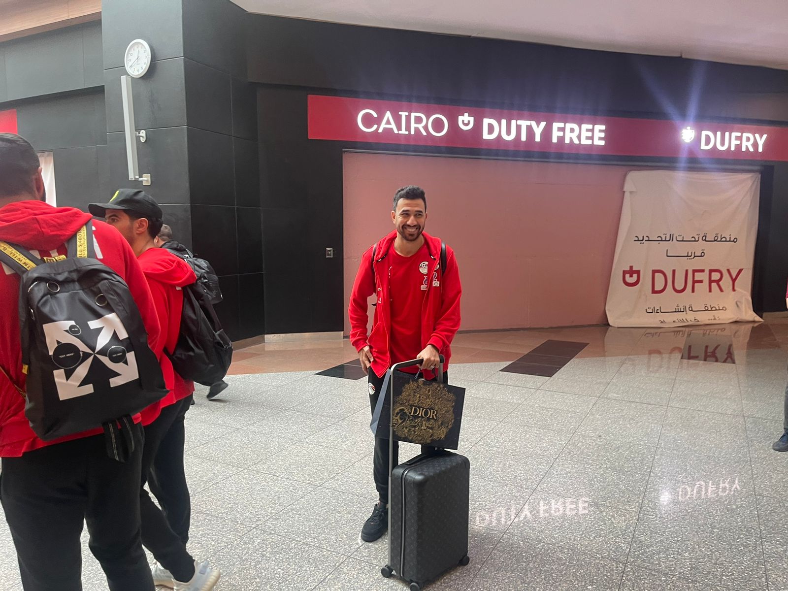 تريزيجيه بعد الوصول للقاهرة 1 منتخب مصر يصل القاهرة بعد الفوز على بلجيكا (صور)
