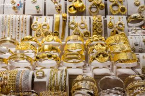 سعر الذهب الآن رغم انخفاضه عالميا.. السر وراء عدم تراجع سعر الذهب في مصر