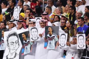 صور اوزيل صحيفة إنجليزية: الجماهير تتهم ألمانيا بالنفاق بسبب أوزيل وموقفها في مونديال قطر 2022